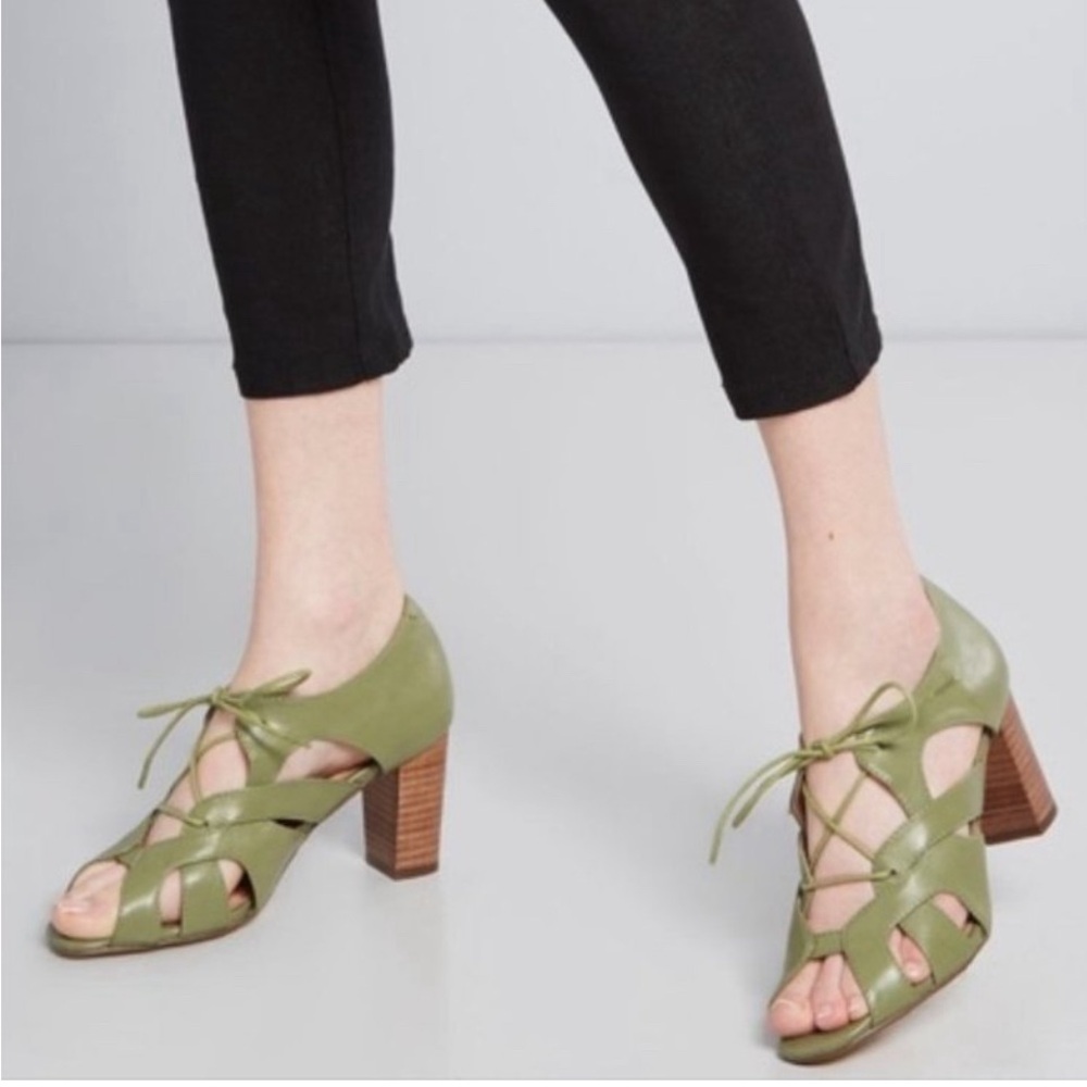 EUC Chelsea Crew Master Pumps from ModCloth - Sage - Size 40